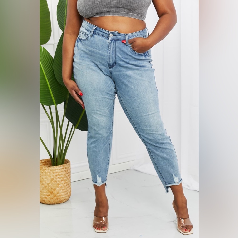 NEW JUDY BLUE Plus Size Lily Light Wash Relaxed Fit Cropped Ankle Jeans - Picture 2 of 5